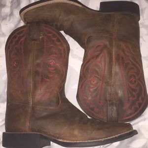 Boys boots size 5